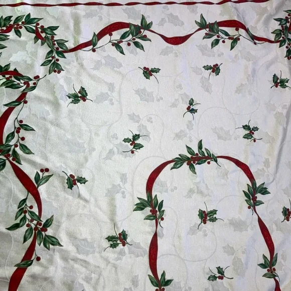 Vintage ivory mistletoe Holly Christmas tablecloth 64 x 50” - Picture 3 of 7